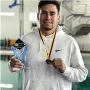 Clases personalizadas de natación, perfeccionamiento de estilos de nado, clases de apnea y cardio. Interacción con el agua para niños a partir de 3 años. Se realiza rutina de entrenamiento dependiendo la necesidad del usuario